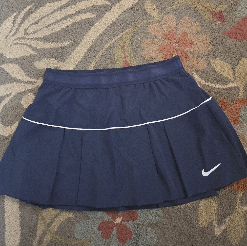 Nike Women's Tennis Athletic Skirt with built in shorts (no pockets) EUC size L